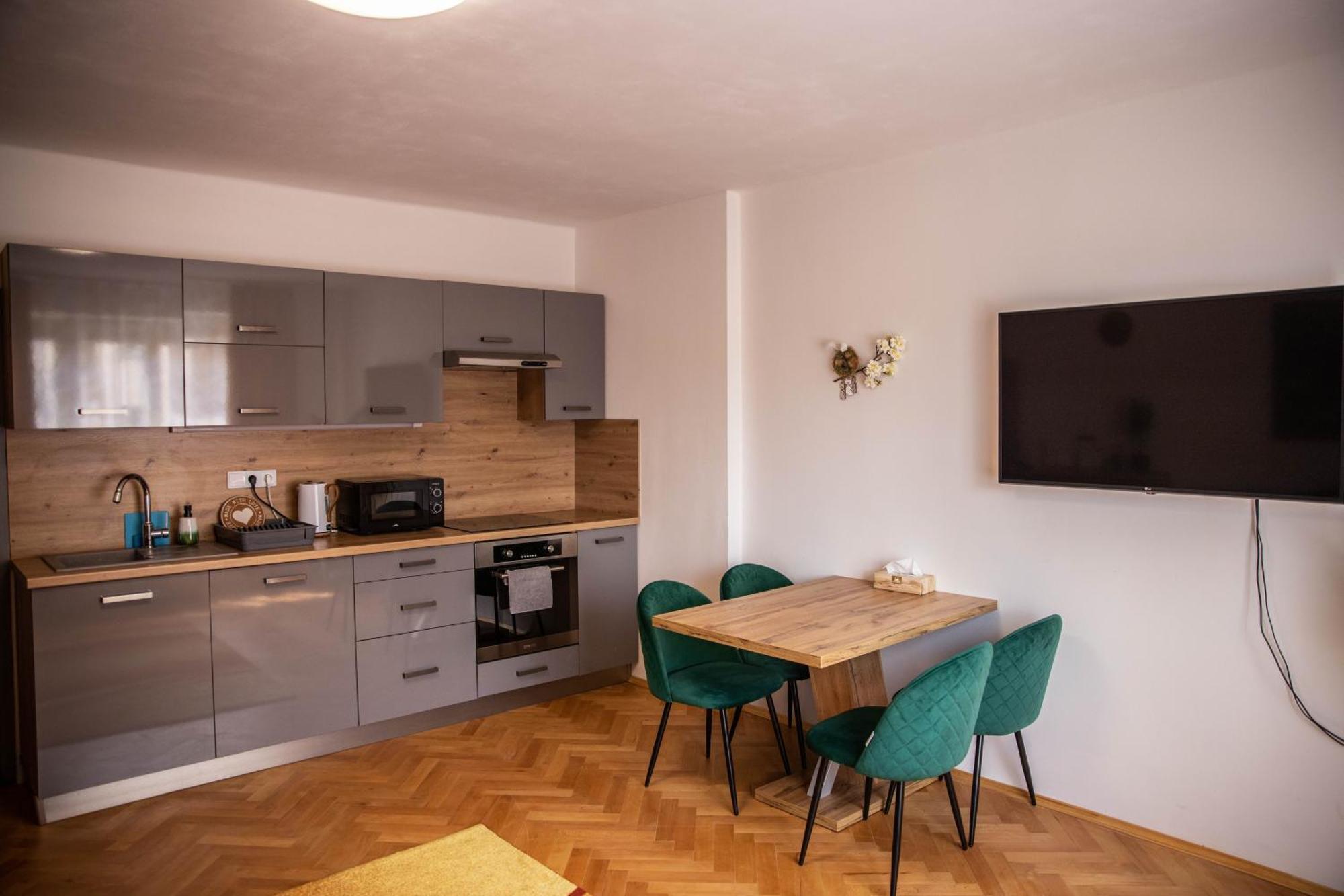 Prostorny Byt V Centru U Reky, 2 Loznice, Balkon Hradec Králové Eksteriør bilde